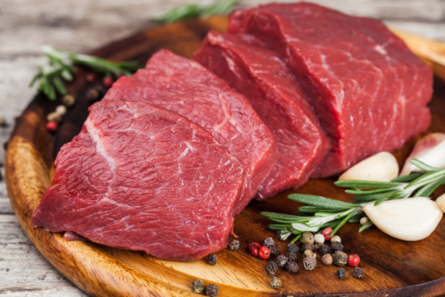 Thịt bò là nguyên nhân dẫn đến màu mực của môi bị ảnh hưởng